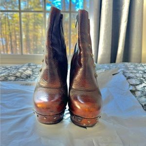 UGG platform brown w/distressed black stain boots, Size5.5 (fits 6), like New